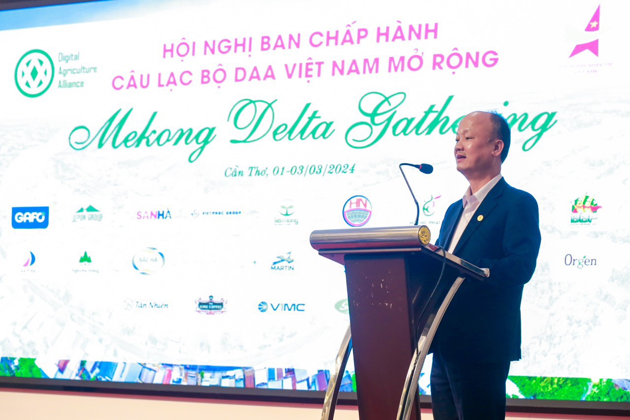Anh Nguyễn Hồng Phong, Phó Chủ tịch Hội Doanh nhân trẻ Việt Nam phát biểu tại hội nghị.