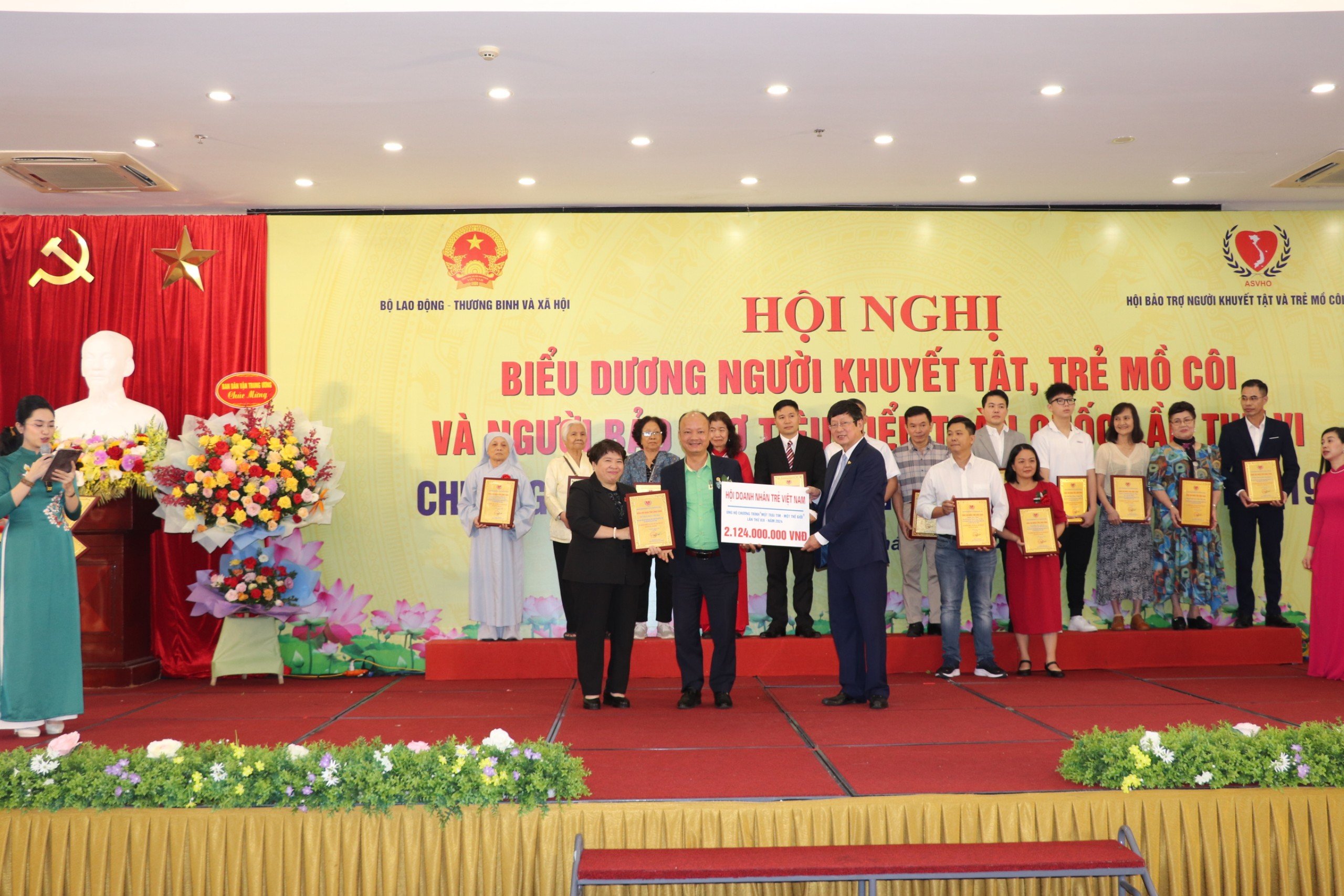 Anh Nguyễn Hồng Phong (thứ 5 từ phải sang) nhận Bảng vinh danh tập thể “Tấm lòng vàng” trong ủng hộ, đồng hành với Quỹ ASVHO.