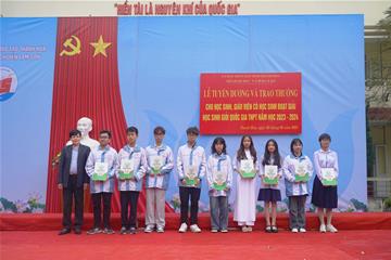Tiến Nông Trao thưởng cho học sinh đoạt giải quốc gia tại Trường THPT Chuyên Lam Sơn tỉnh Thanh Hóa