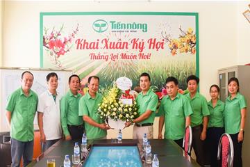 Ban lãnh đạo công ty chúc mừng sinh nhật anh Nguyễn Văn Công – PGĐ nhà máy Tiến Nông Bỉm Sơn