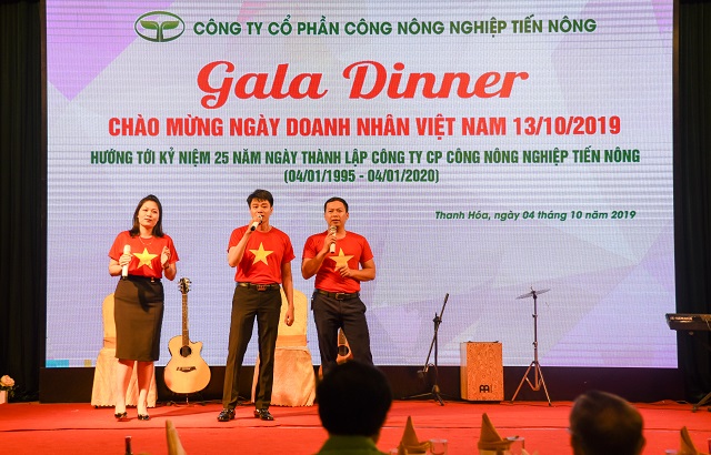 Ông Cao Trọng Tú - Phó TGĐ và ông Đỗ Minh Thủy - Phó TGĐ lên trao thưởng cho nhóm thi đấu Cán bộ công nhân viên Nam