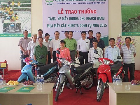 trao thưởng khách hàng