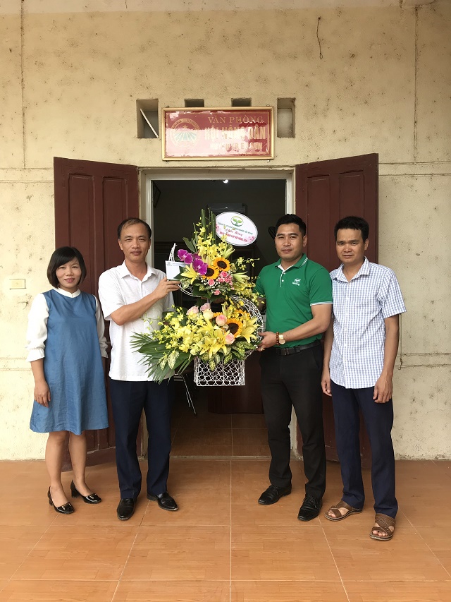 Ông Thiều Sỹ Thế - Giám đốc Vùng Thanh Hóa I tặng hoa chúc mừng Hội nông dân huyện Đông Sơn - tỉnh Thanh Hóa