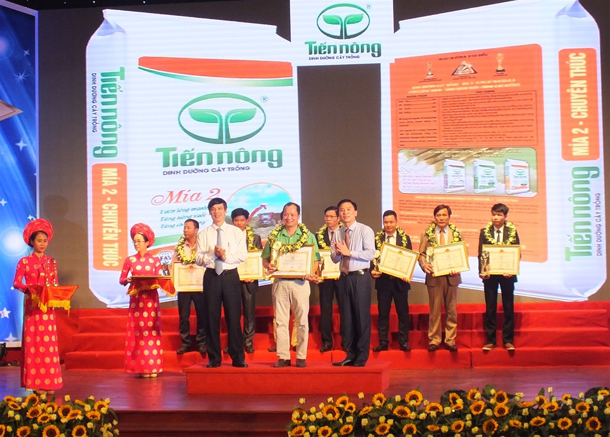 Tiến Nông nhận giải thưởng tại lễ tôn vinh doanh nhân và sản phẩm tiêu biểu tỉnh