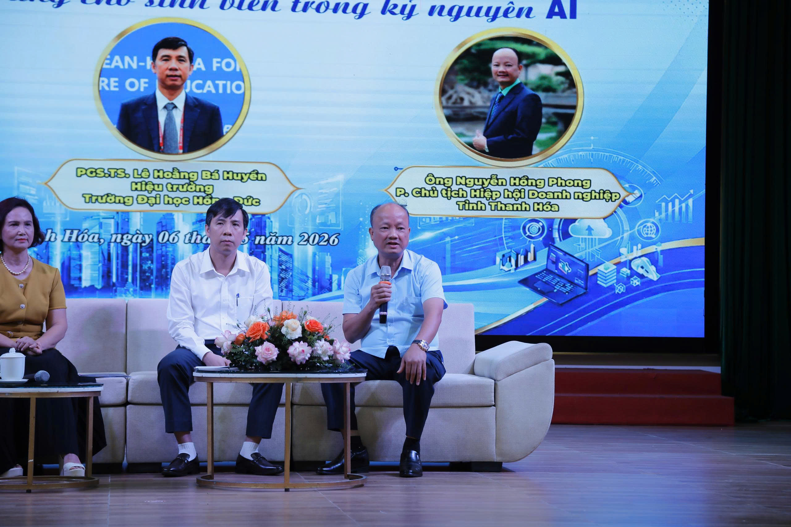 DIỄN ĐÀN HƯỚNG NGHIỆP “CHỌN VIỆC HAY CHỌN NGHỀ”: LÃNH ĐẠO TIẾN NÔNG CHIA SẺ CHIẾN LƯỢC THÍCH ỨNG CHO SINH VIÊN TRONG KỶ NGUYÊN AI