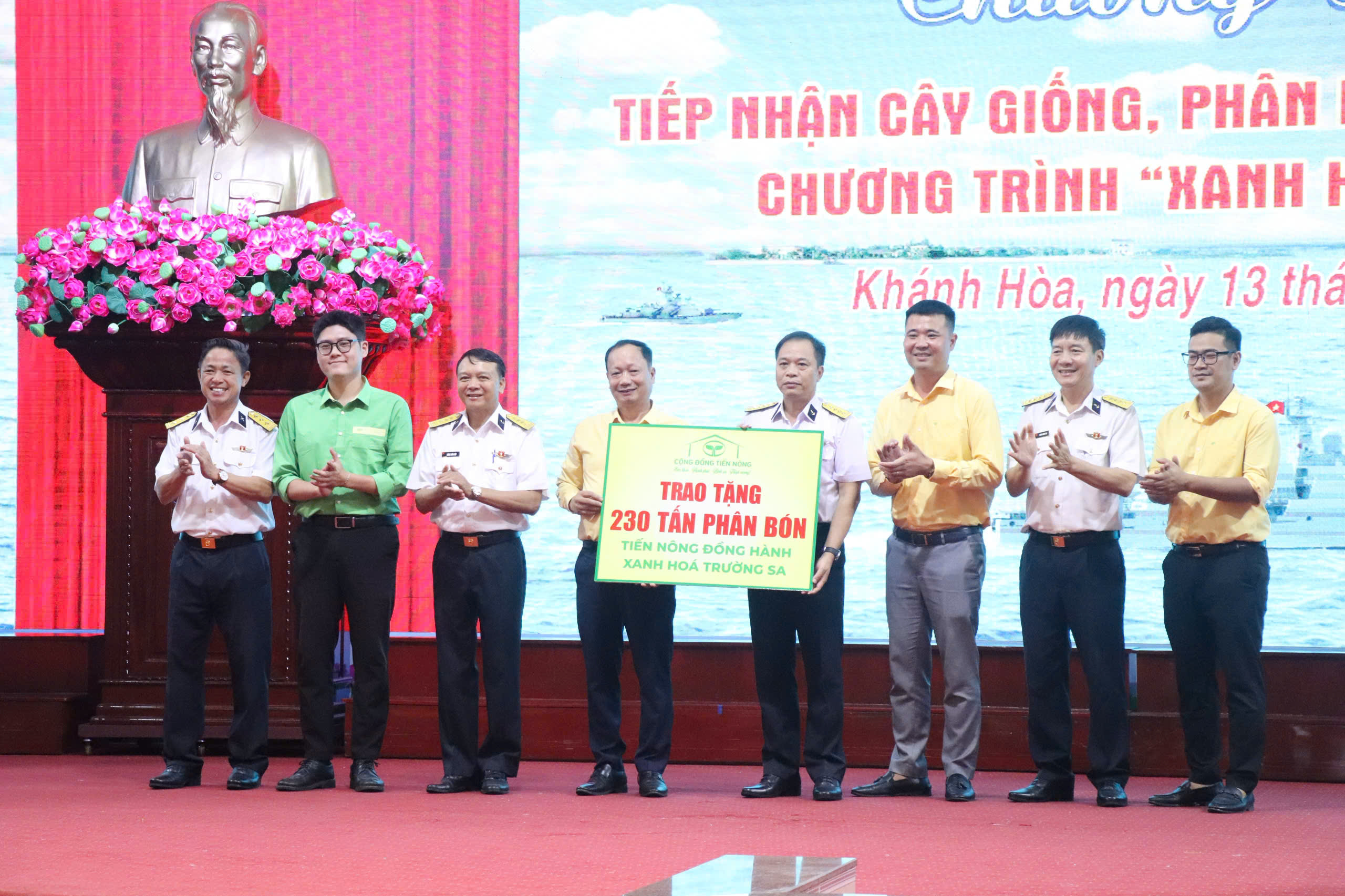 Tiến Nông trao 230 tấn phân bón, chung tay xanh hóa Trường Sa