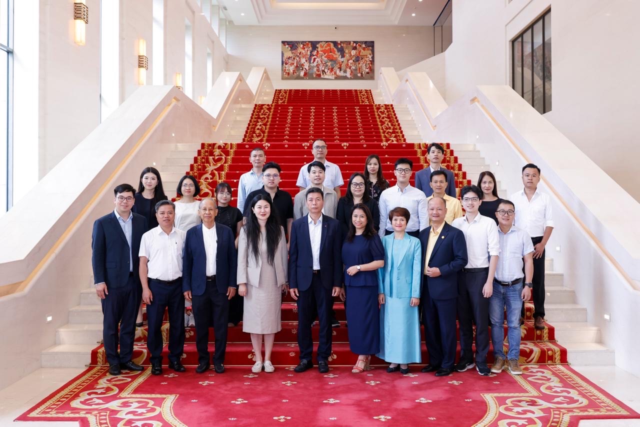 TIẾN NÔNG CẬP NHẬT XU HƯỚNG AI, ROBOT VÀ NHÀ MÁY THÔNG MINH TẠI THÂM QUYẾN